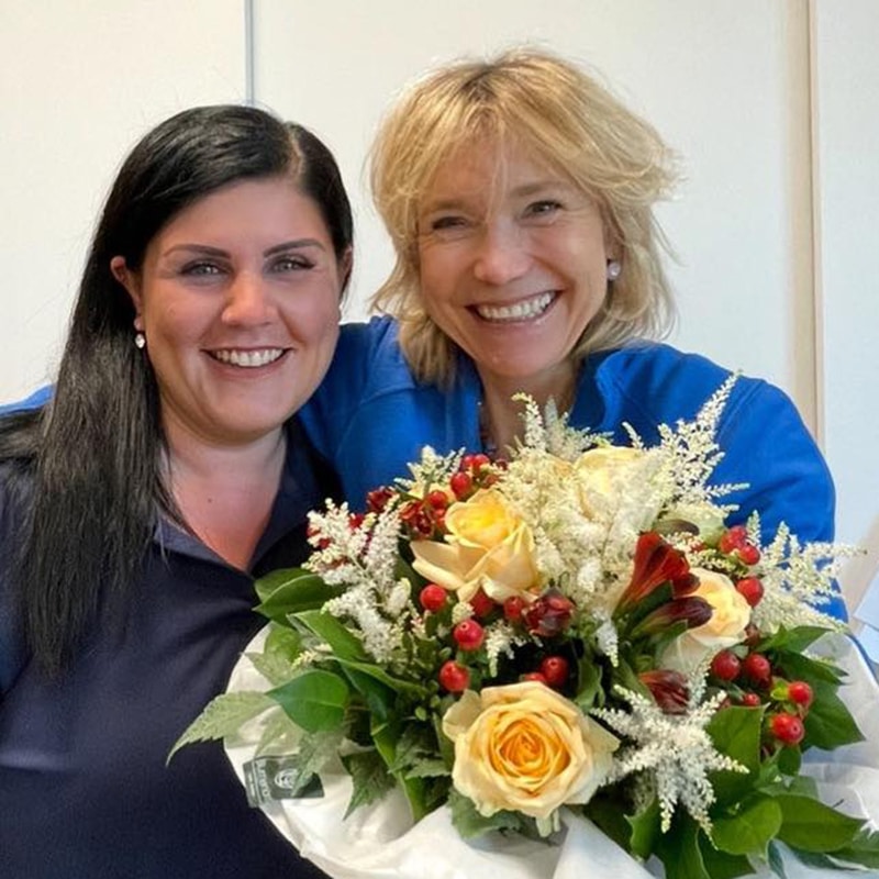 Zwei Kolleginnen mit Blumenstrauß