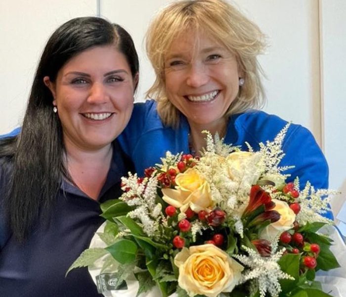 Zwei Kolleginnen mit Blumenstrauß